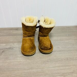 Use kids UGG Bailey Bow II boots size 8 shoe have water stain